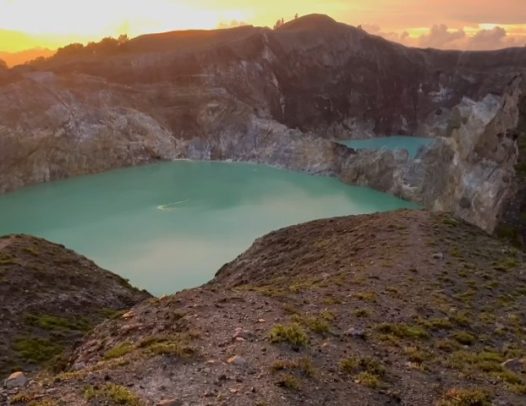 kelimutu 3 color lake